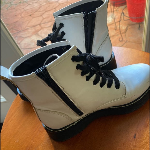 ♥️ MADDEN GIRL by STEVE MADDEN WHITE BOOTS ♥️ - Picture 5 of 9